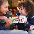 Taza personalizada de esmalte con nombre de Papá Noel de dibujos animados y nieve con diseño inicial multicolor 12 oz Regalo de Navidad para niños y niñas