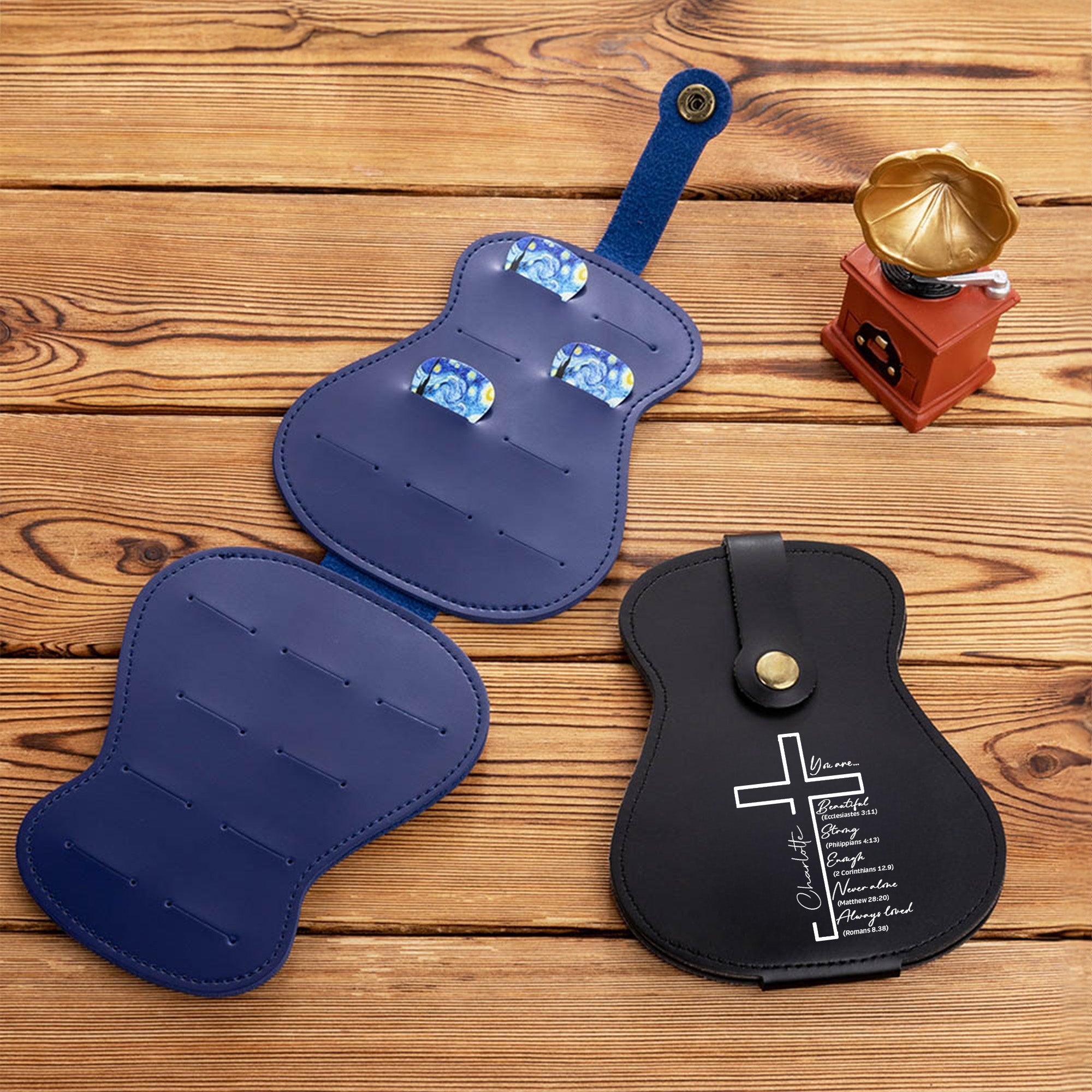 Guitarra Vintage Personalizada Cruz de la Biblia Portapúas de Guitarra de Cuero PU con Nombre y 3 Púas de Guitarra Regalo de Cumpleaños para Guitarristas Amantes de la Música