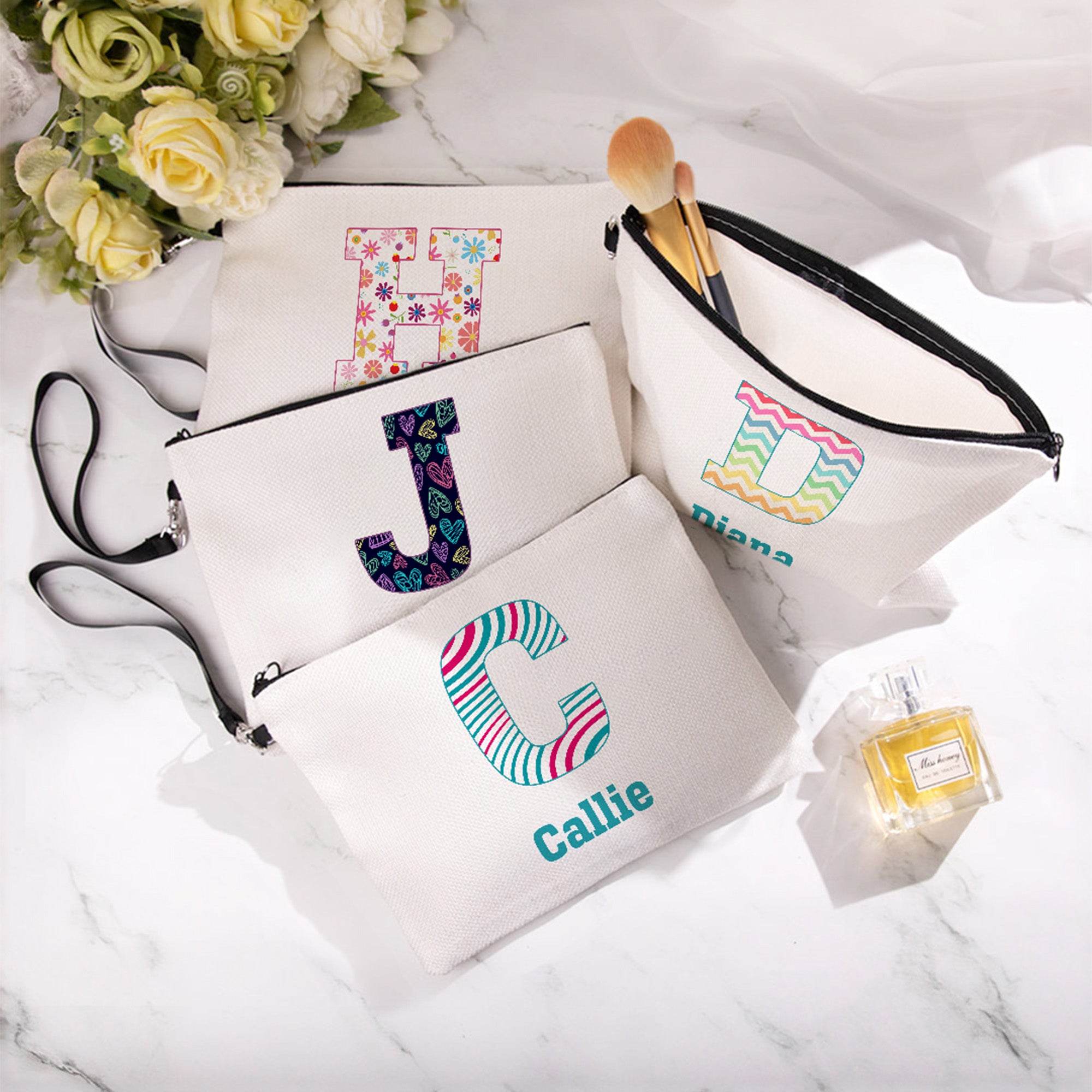 Personalizado raya corazón flor inicial nombre portátil bolsa de maquillaje con correa de muñeca diario viaje almacenamiento aniversario cumpleaños regalo para las mujeres