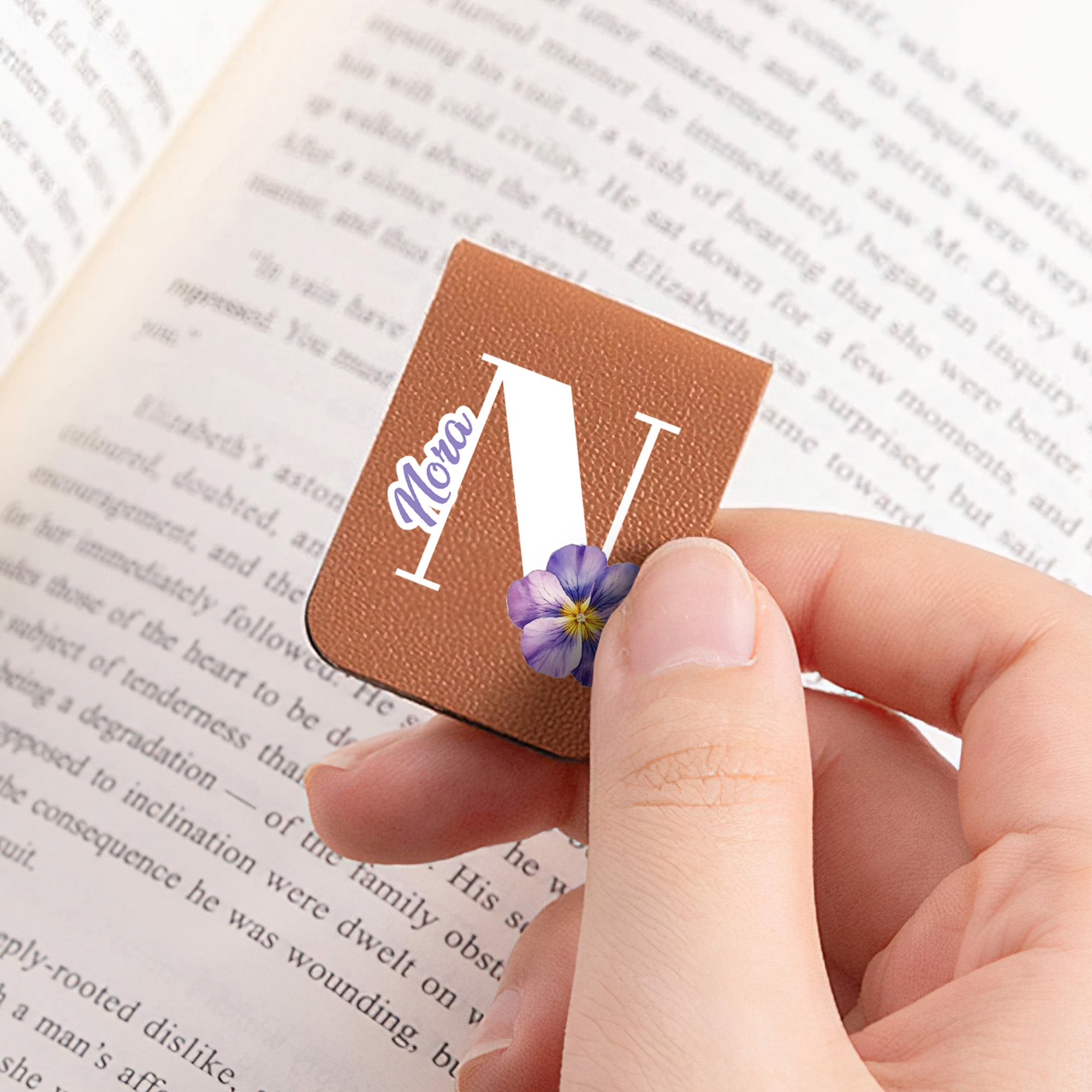 Personalizado Nacimiento Flor Magnético PU Cuero Marcapáginas Clip con Nombre e Inicial Accesorios de Lectura Regalo de cumpleaños para los amantes de los libros Ratones de biblioteca