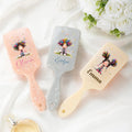 Personalizado lindo dibujo animado Quirky Girl Paddle Cojín de aire peine con el nombre y la cinta de mango Herramienta de maquillaje Regalo de cumpleaños de Navidad para las mujeres niñas