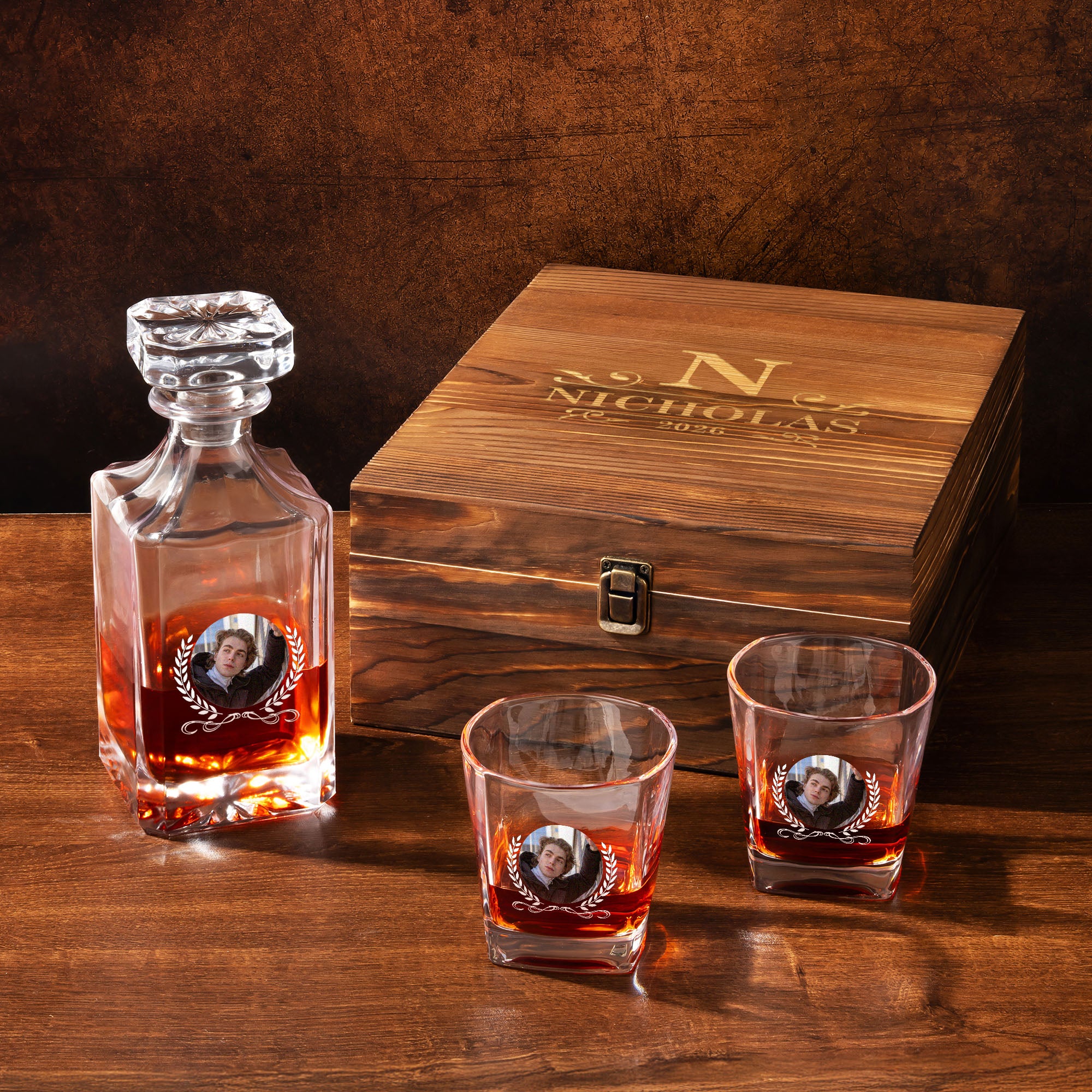 Decantador de whisky personalizado con foto 2 copas con nombre y fecha grabados Cumpleaños Aniversario Regalo para Hombres Amigos