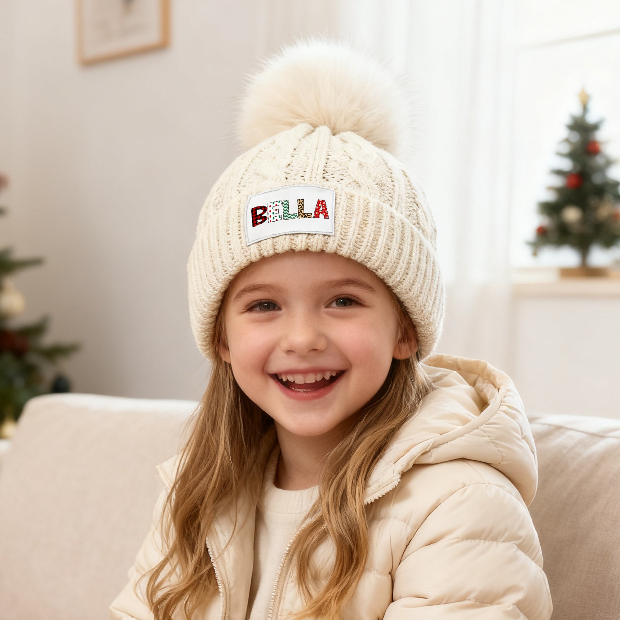 Gorro de punto con nombre personalizado con motivo navideño Doodle Letter Design Pom Pom Accesorio de invierno Regalo de Navidad para niños Niñas