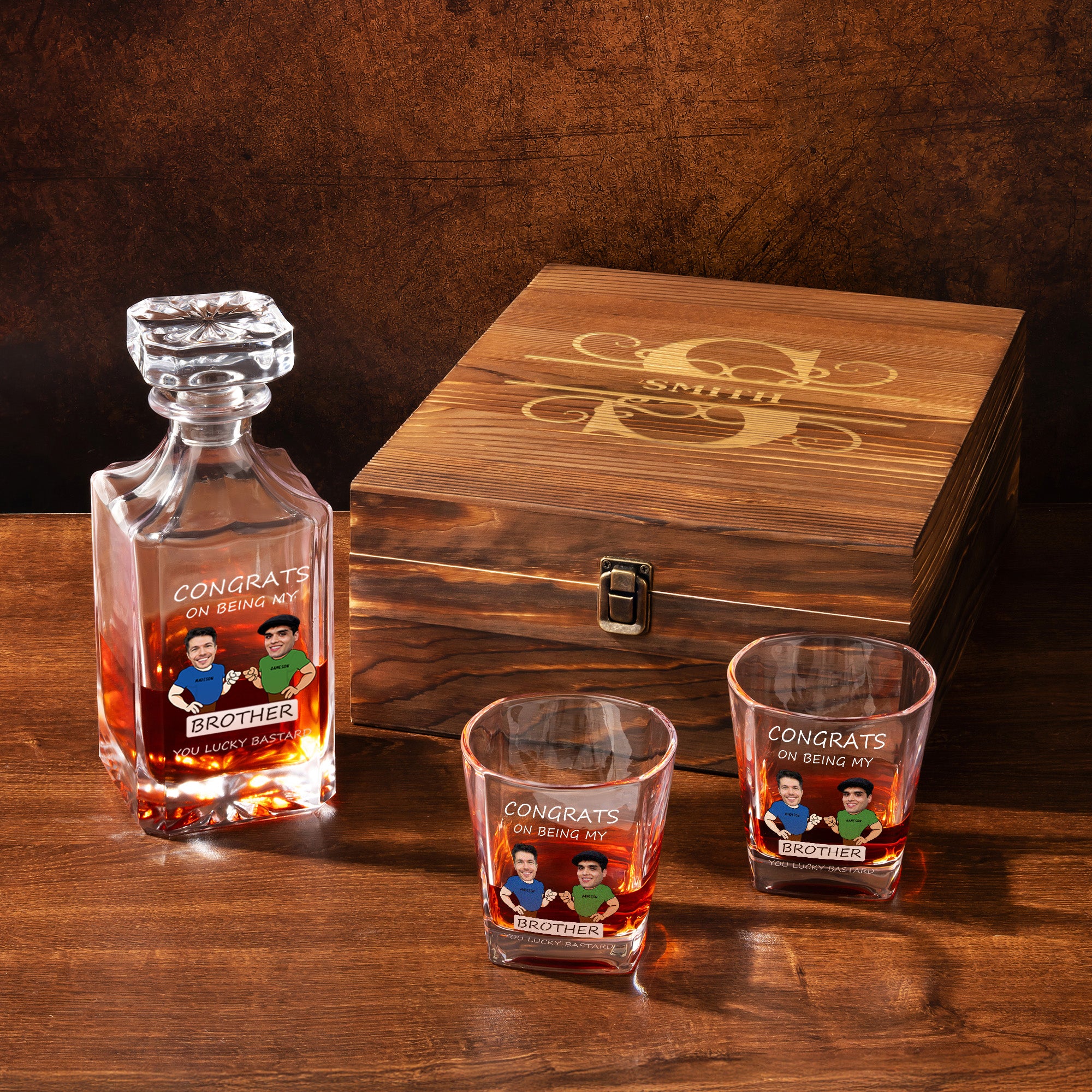 Decantador de whisky personalizado con cara de personaje de dibujos animados y 2 copas con nombre Accesorio de bar Regalo para el Día del Padre para hombre