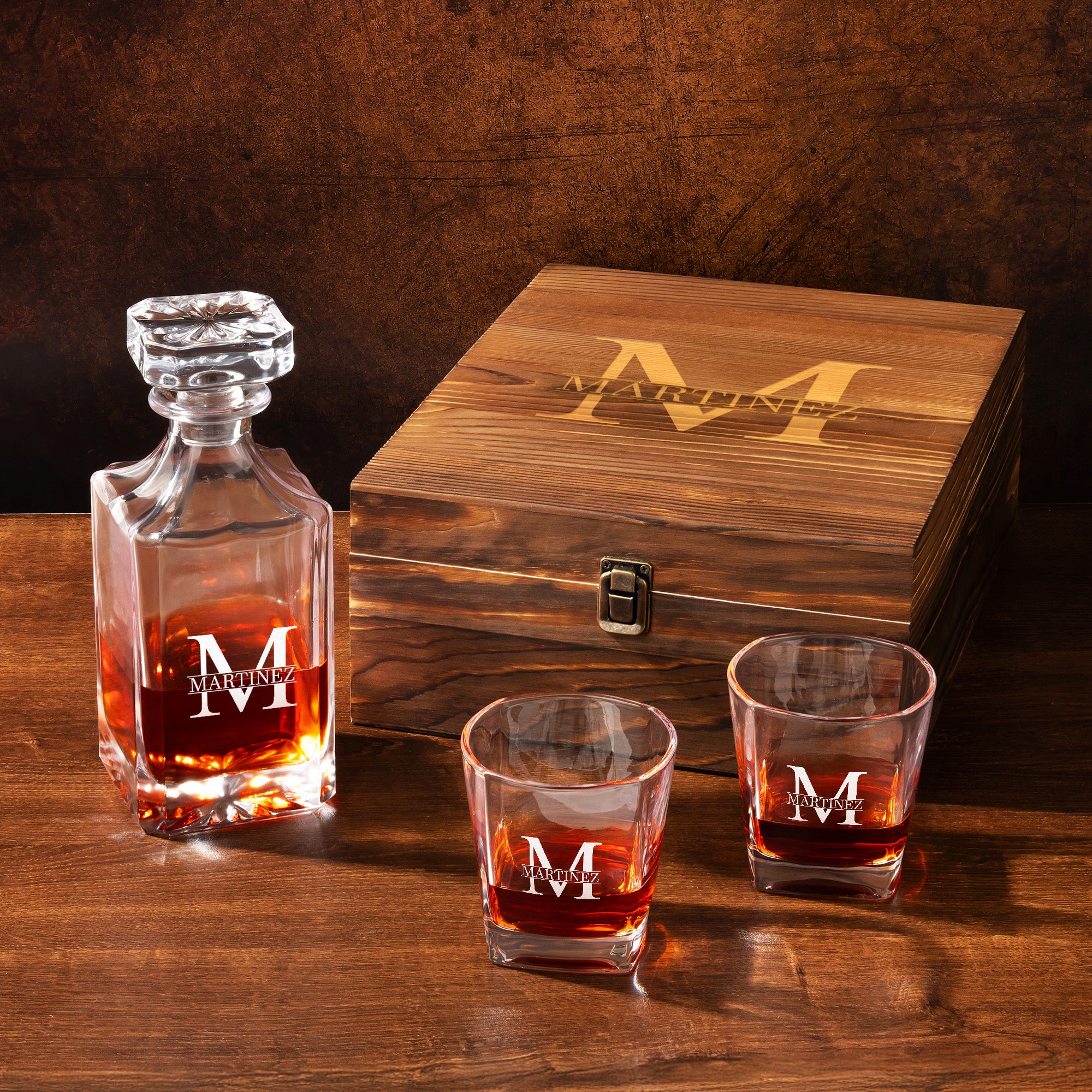 Decantador de whisky personalizado con iniciales grabadas Juego de 2 copas con texto Accesorio de bar Regalo de cumpleaños para hombres amantes del whisky