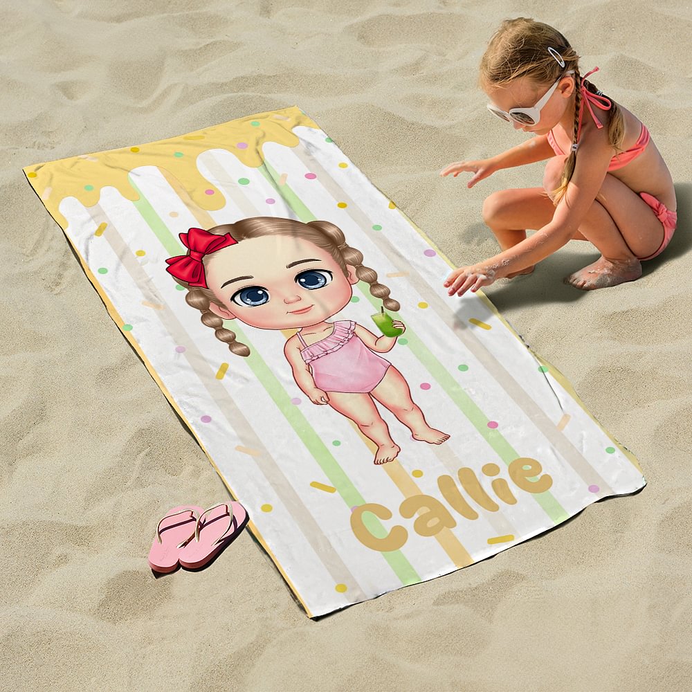 Toalla de playa de tamaño grande y secado rápido con el nombre del niño, personalizada con el dibujo de un helado de chocolate.
