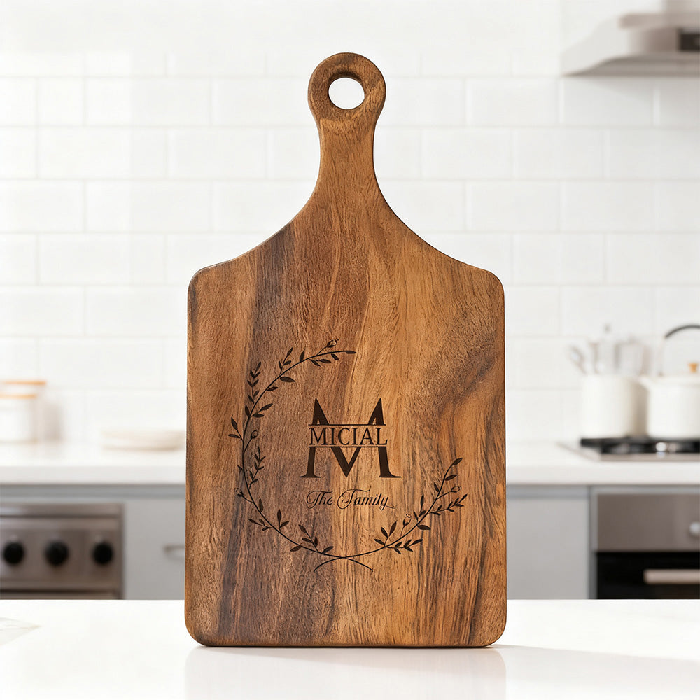 Tabla de cortar de madera para embutidos y quesos personalizada con iniciales grabadas en forma de corona hecha en EE.UU. Regalo de boda para una pareja familiar