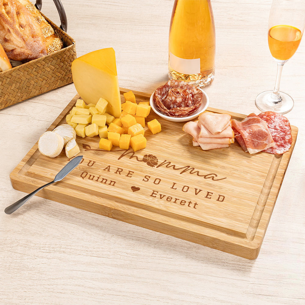 Tabla para cortar embutidos de bambú FSC personalizada con nombres de claveles grabados y ranura para zumo Regalo de boda para un amigo de la familia