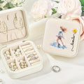 Personalizada de dibujos animados de patinaje Chica Nacimiento Flor PU Caja de joyería de cuero con nombre de viaje Essentials Cumpleaños Día del Juego de regalo para las mujeres