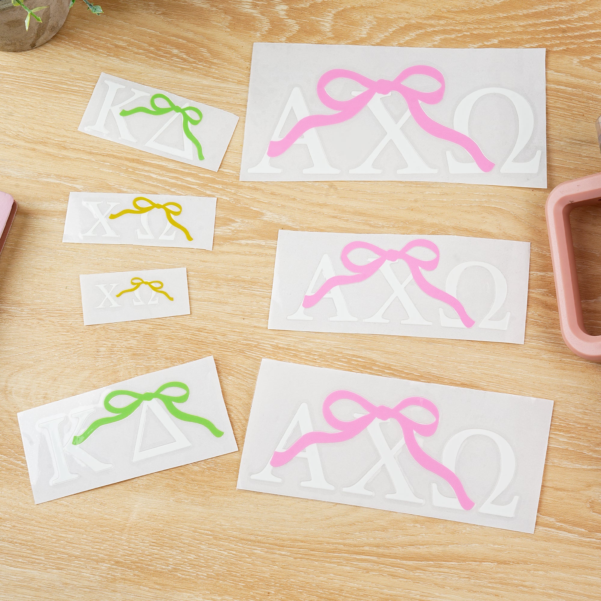 Pegatina adhesiva personalizada con el nudo de lazo y la letra griega para uso diario Sorority Bid Day Birthday Gift for Friends Girls | Callie × Affinity Licensing