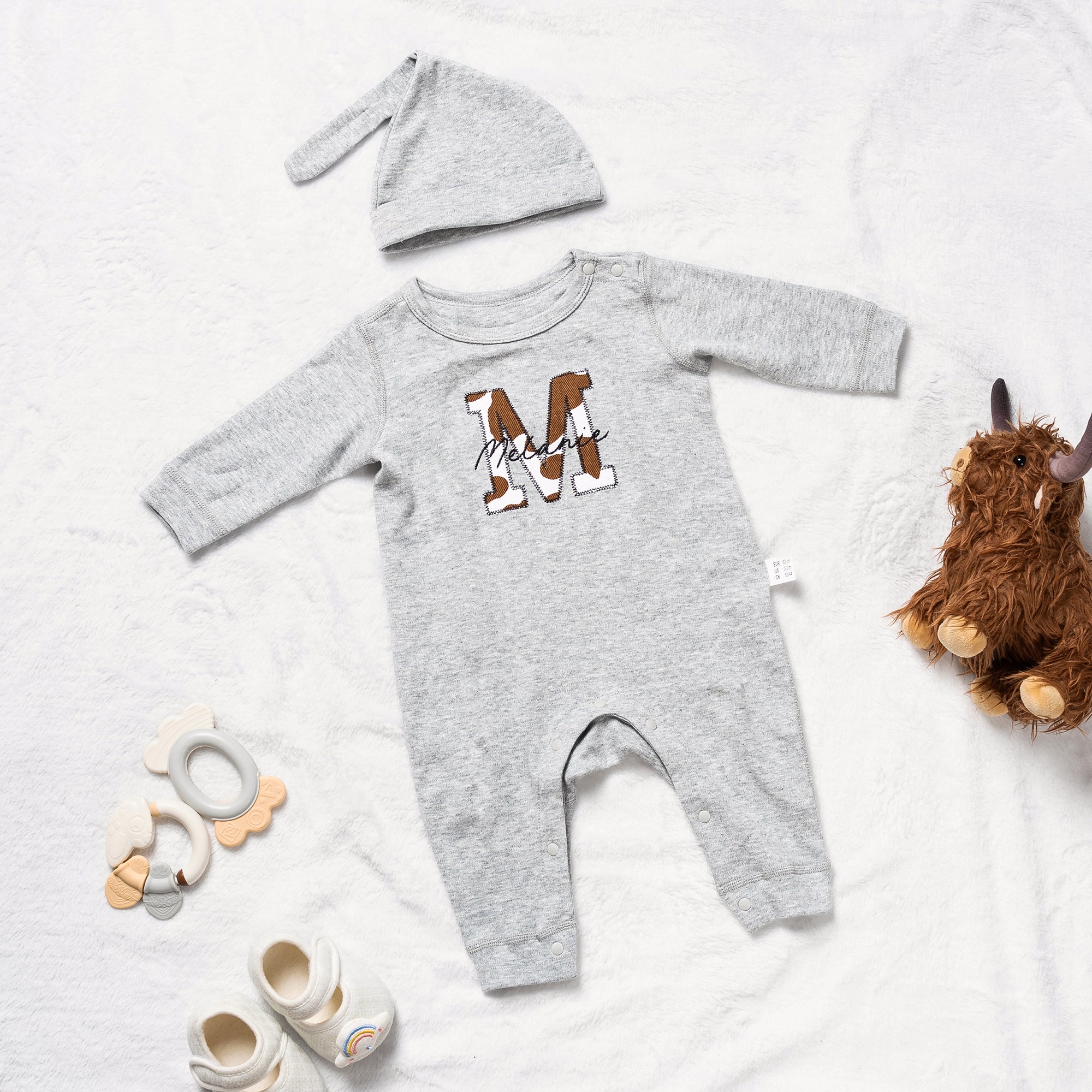 Bordado Personalizado Vaca Impresión Inicial 100% Algodón Baby Romper Hat Set con Nombre Welcome Baby Party Baby Shower Gift for Newborns