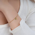 Pulsera con inicial única y piedra de nacimiento