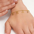 Pulsera de historias con inicial, año, zodiaco y piedra de nacimiento
