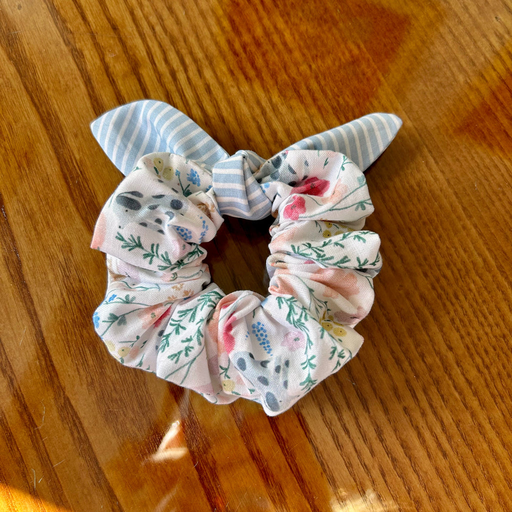 Meadow Dachshunds - Scrunchie with bow