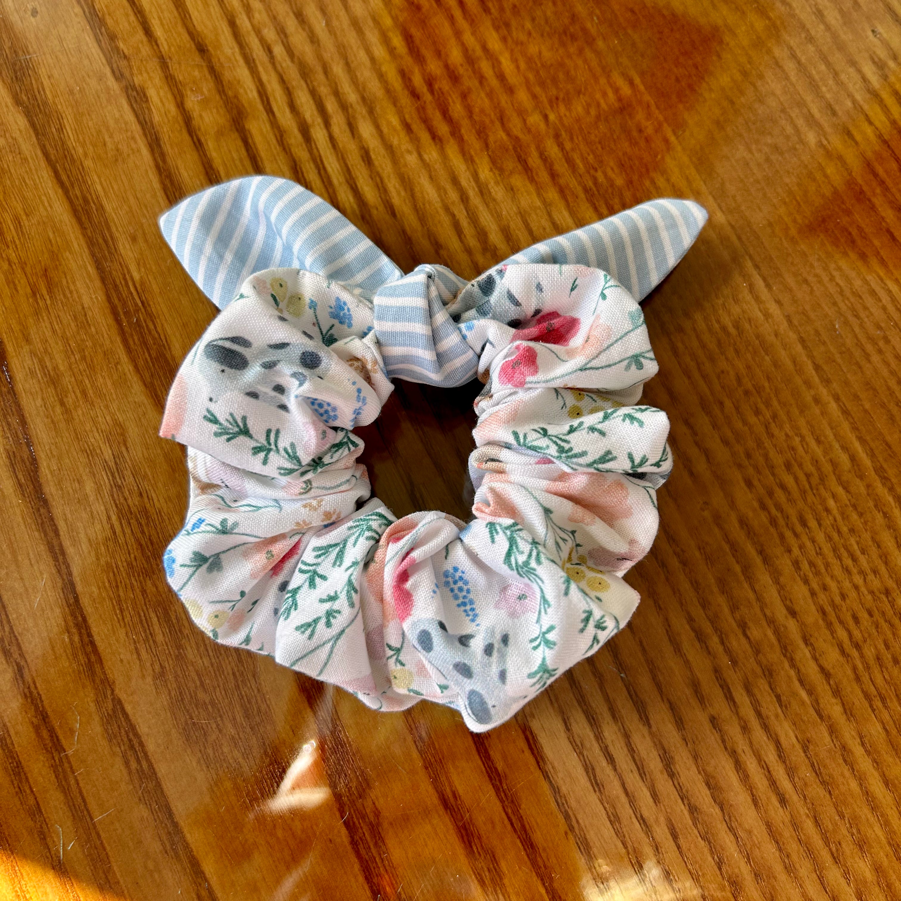 Meadow Dachshunds - Scrunchie with bow