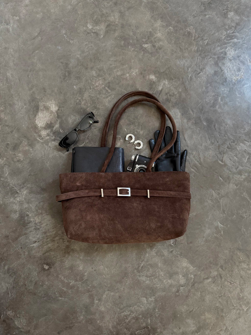 BOLSO ESSENTIAL EAST-WEST | GAMUZA CHOCOLATE