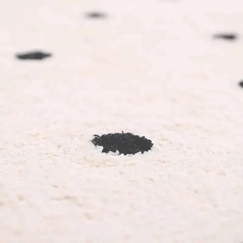 Alfombra Infantil NÜMI BLACK con lunares 100x150