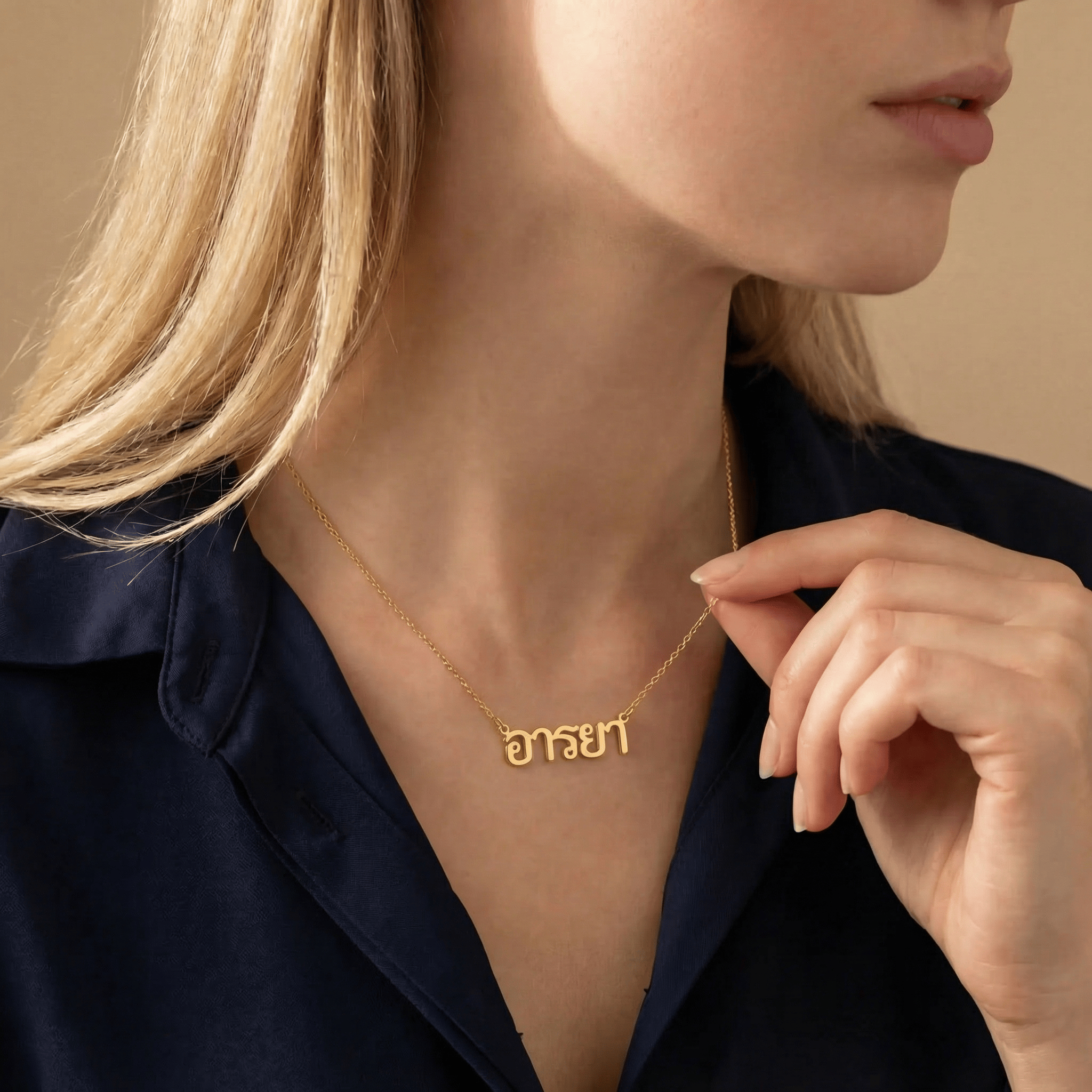 Collar con nombre tailandés