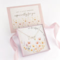 Collar con nombre de niña de las flores y dije de flor para niños