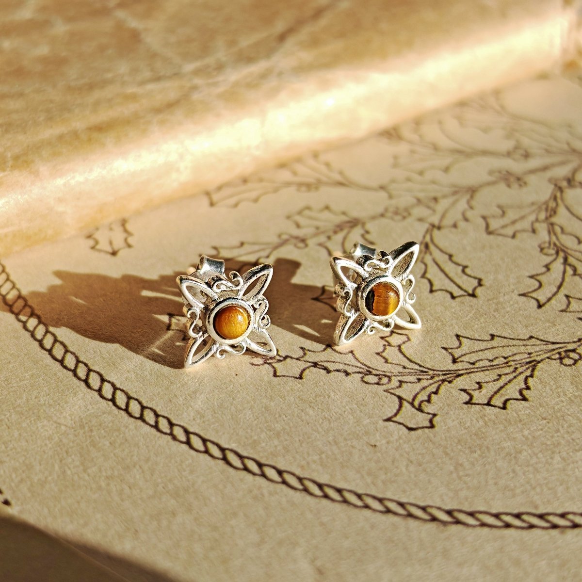 Pendientes Nudo de Bruja con Ojo de Tigre en Plata de Ley 925