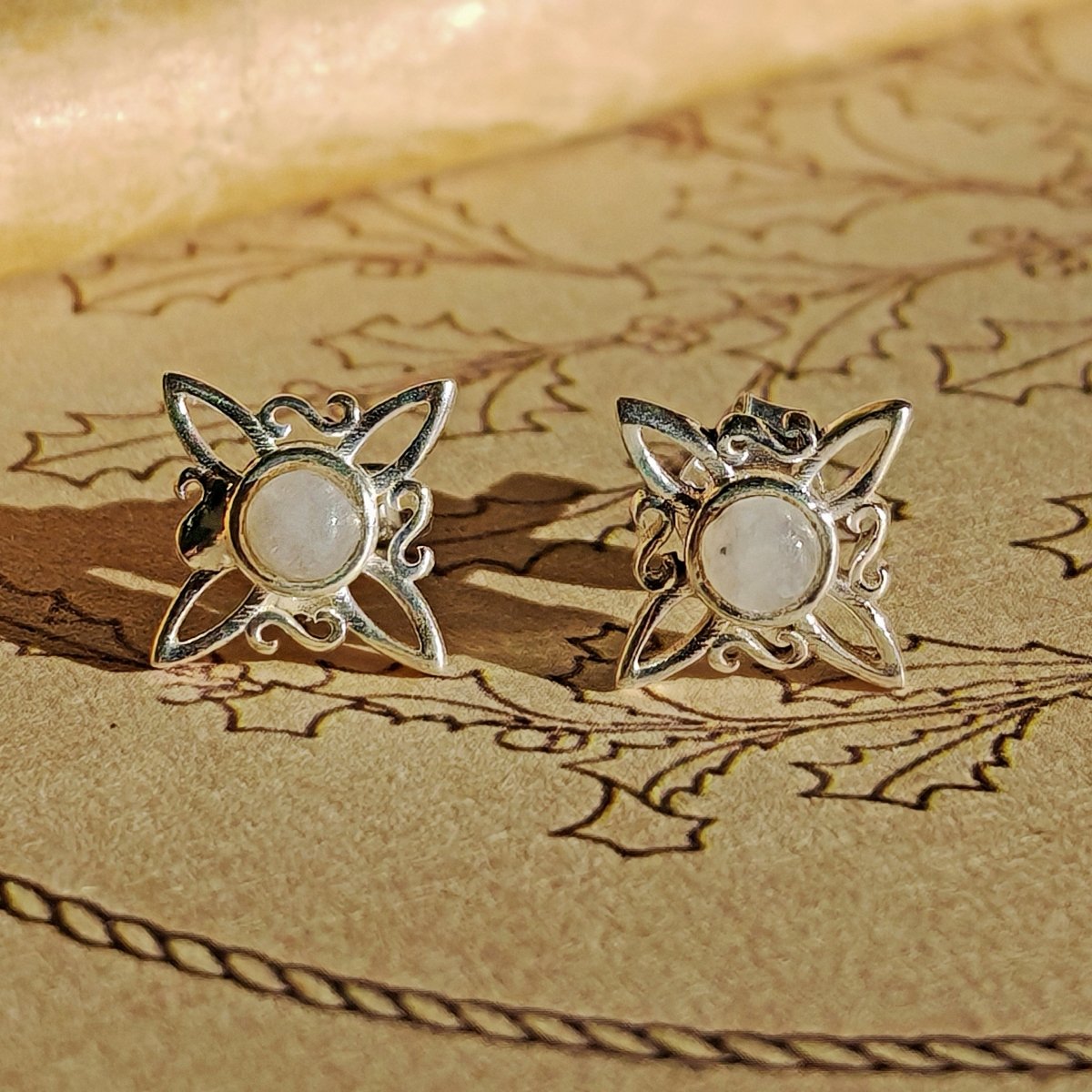 Pendientes Nudo de Bruja con Piedra de Luna en Plata de Ley 925