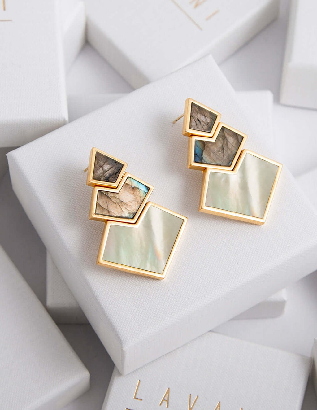 Pendientes Nefertiti Gris, Blanco