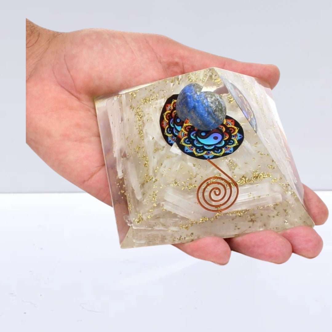 Pirámide Orgonita 'Earth' - Selenita con Esfera de Lapislázuli