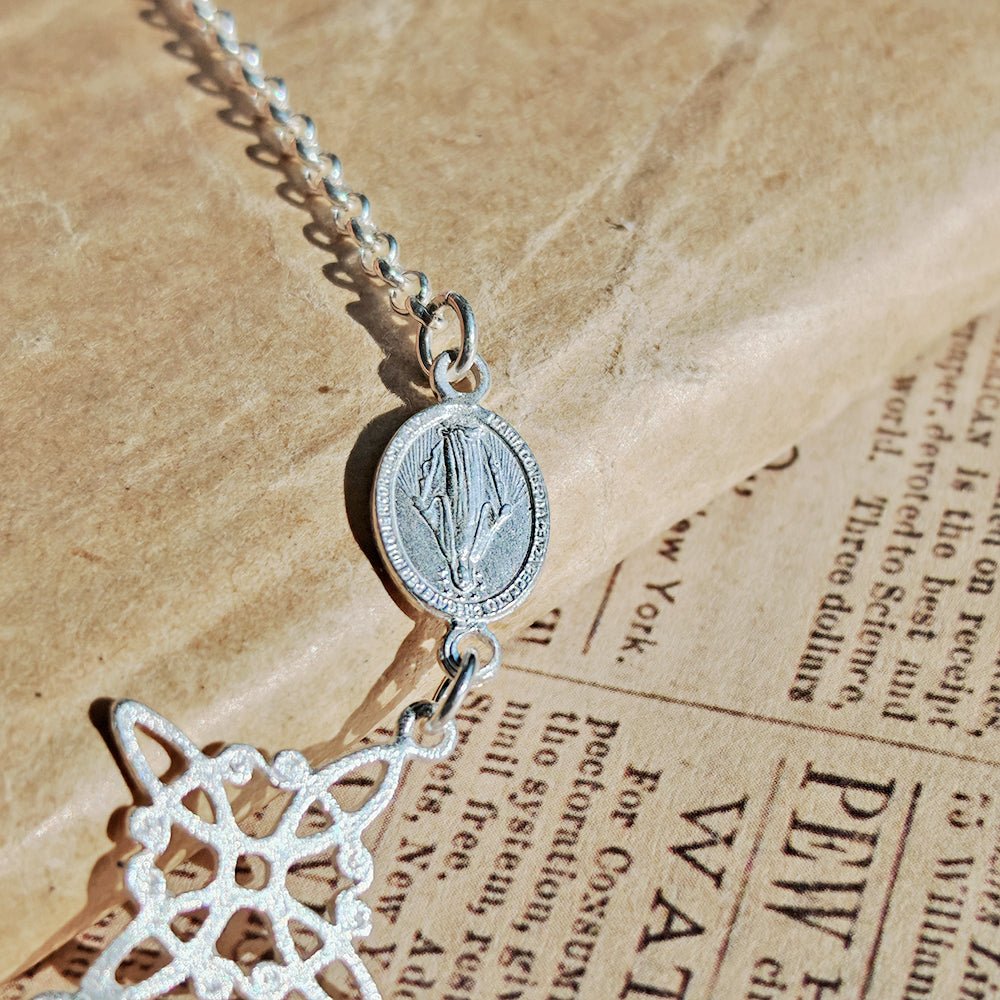 Pulsera Triple Protectora S925: Nudo de Bruja, Tetragramatón & Virgen de la Milagrosa