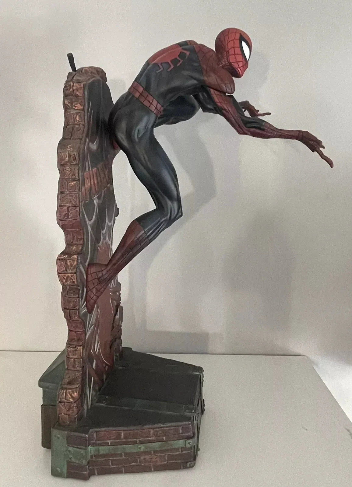 SIDESHOW: SPIDER-MAN DARK BLUE SUIT STATUE (SCOTT CAMPBELL COLLECTION)