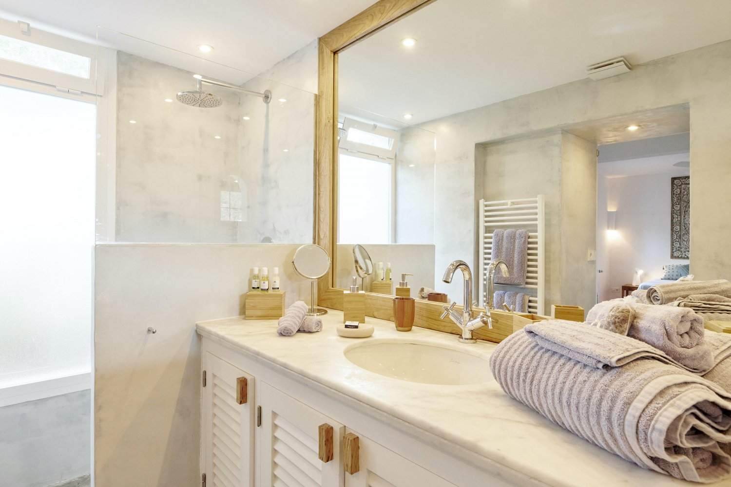 Charming Hidden Paradise Ibiza Villa with a Beautiful Lush Garden and Cozy Kitchen in San Antonio