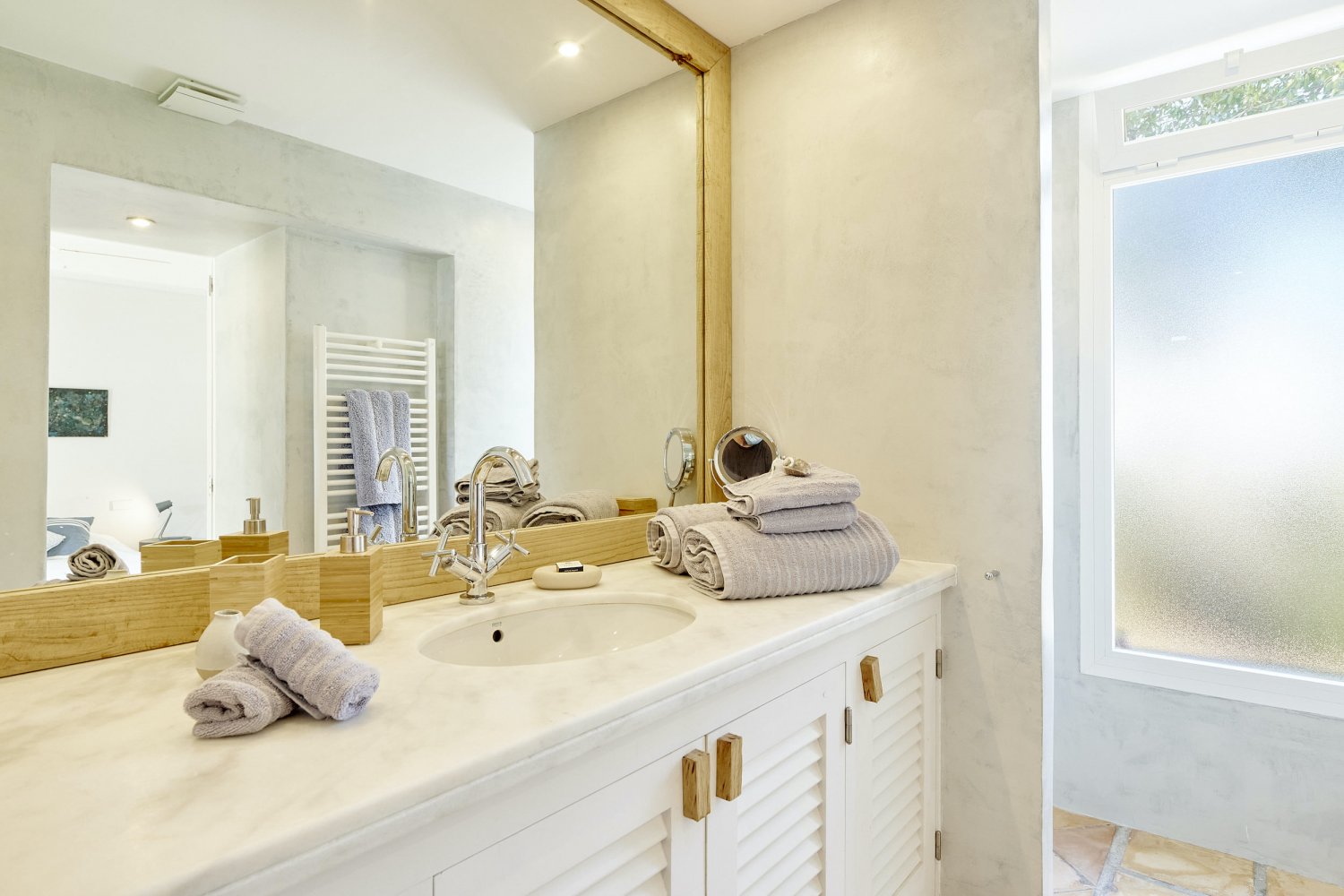 Charming Hidden Paradise Ibiza Villa with a Beautiful Lush Garden and Cozy Kitchen in San Antonio