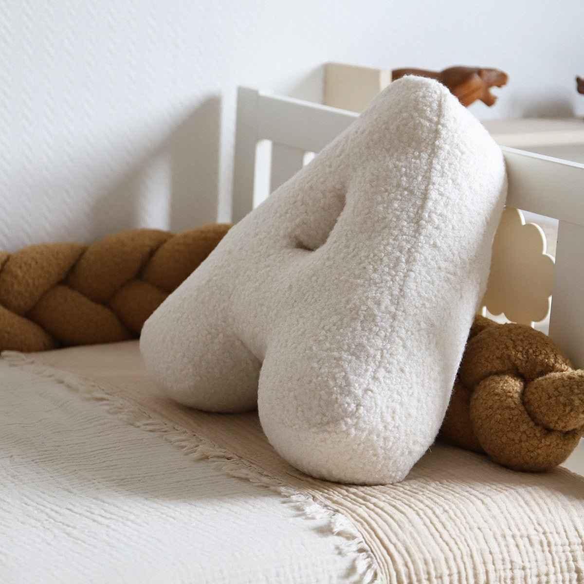 Cojín Letra Inicial Bouclé: Personaliza tu Espacio con Estilo