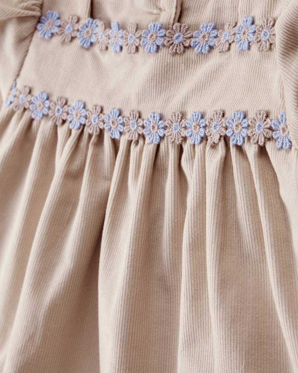 Vestido marrón de manga larga en tejido suave