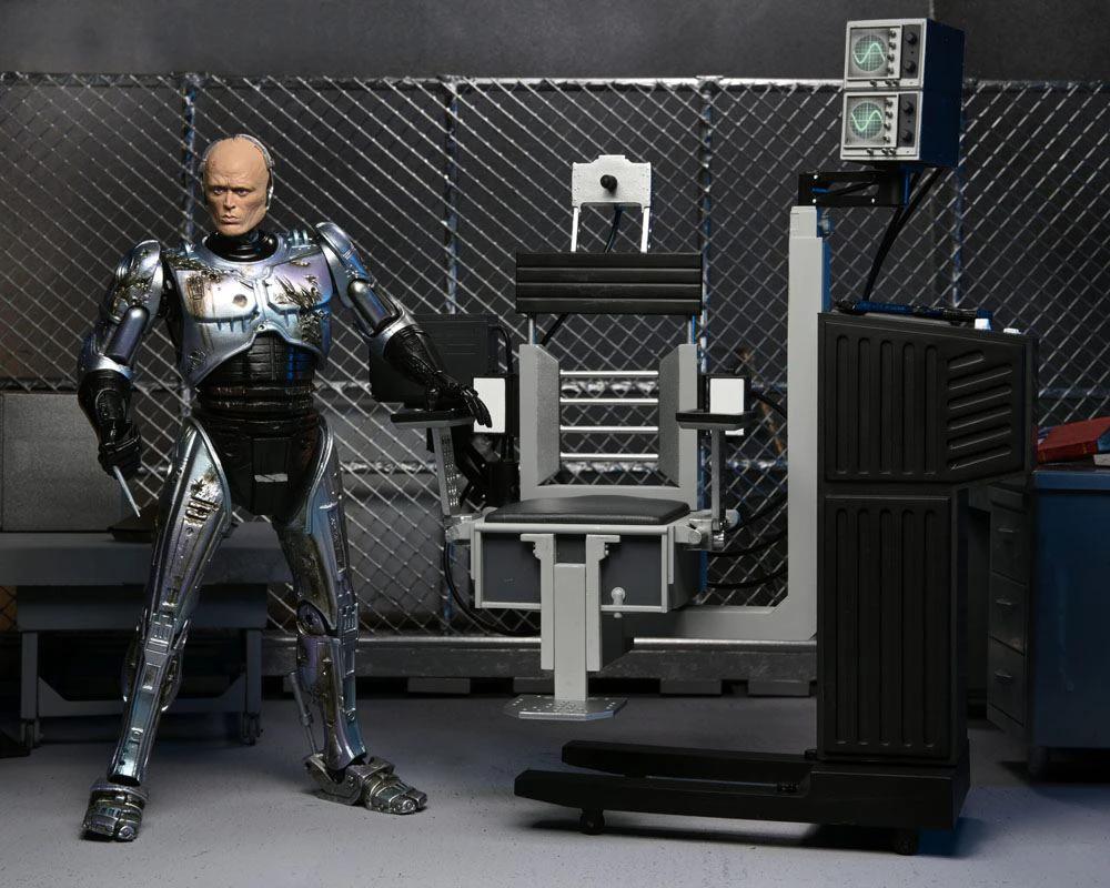 RoboCop Figura Ultimate Battle Damaged RoboCop with Chair 18 cm