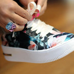 Zapatillas Urbanas de Mujer Flores negro Beige - Moda Sostenible Cuero Vegano | CHULA Tulum